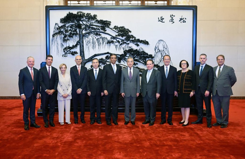 Waziri wa Mambo ya Nje wa China Wang Yi, ambaye pia ni Mjumbe wa Ofisi ya Siasa ya Kamati Kuu ya Chama cha Kikomunisti cha China (CPC), akikutana na ujumbe wa Bodi ya Wakurugenzi wa Baraza la Biashara la Marekani na China mjini Beijing, mji mkuu wa China, Julai 30, 2025. (Xinhua/Gao Jie)