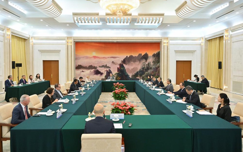 Waziri wa Mambo ya Nje wa China Wang Yi, ambaye pia ni Mjumbe wa Ofisi ya Siasa ya Kamati Kuu ya Chama cha Kikomunisti cha China (CPC), akikutana na ujumbe wa Bodi ya Wakurugenzi wa Baraza la Biashara la Marekani na China mjini Beijing, mji mkuu wa China, Julai 30, 2025. (Xinhua/Gao Jie)