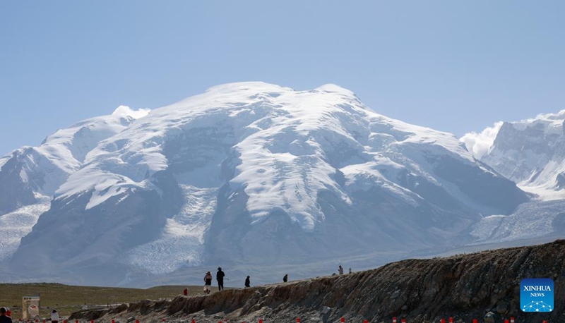 Watu wakitembelea bustani ya milima ya barafu ya Muztagata kwenye wilaya inayojiendesha ya kabila la watajik ya Taxkorgan, Mkoa Xinjiang, China, Agosti 3, 2025. (Xinhua/Wang Fei)