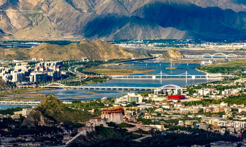 Picha inaonesha madaraja kwenye Mto Lhasa mjini Lhasa, kusini-magharibi mwa Mkoa unaojiendesha wa Xizang, China, Julai 30, 2025. (Xinhua/ Jiang Fan)