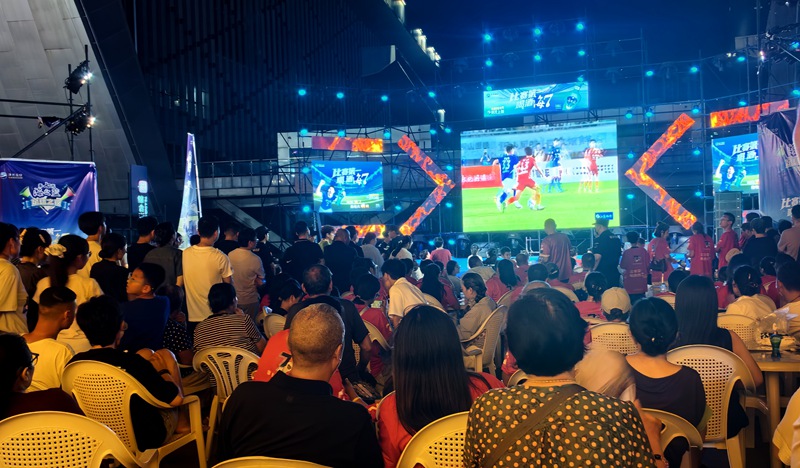 Wakazi wakitazama michezo ya Ligi ya Soka ya Miji ya Jiangsu mbele ya skrini kubwa mjini humo . (Zhong Wenxing/People’s Daily Online)