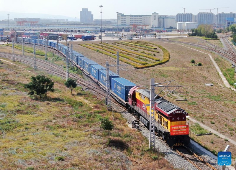 Picha iliyopigwa kwa droni Agosti 13, 2025 inaonyesha treni ya mizigo ya China-Ulaya ikielekea Baku, Azerbaijan, kutoka Kituo cha Bandari ya Kimataifa ya Xi'an, Mkoani Shaanxi China. (Xinhua/Li Yibo)