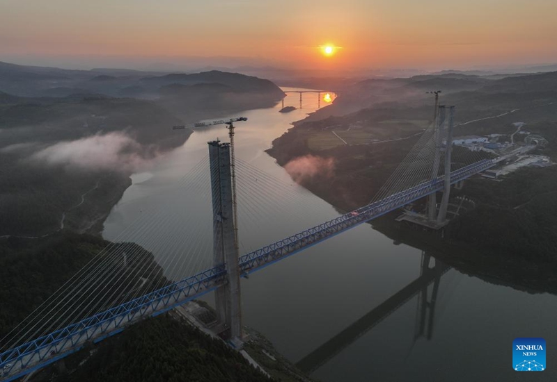 Uwekaji wa nguzo za chuma kwenye Daraja la Mto Hanjiang la reli ya kasi ya Xi'an-Shiyan wakamilika