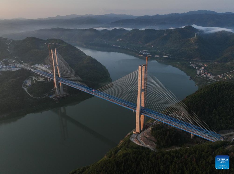 Uwekaji wa nguzo za chuma kwenye Daraja la Mto Hanjiang la reli ya kasi ya Xi'an-Shiyan wakamilika