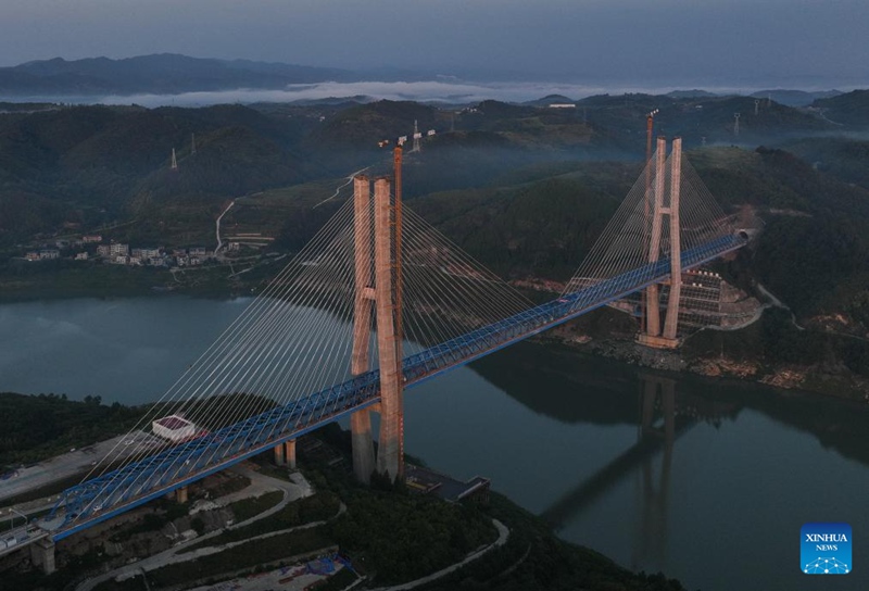 Uwekaji wa nguzo za chuma kwenye Daraja la Mto Hanjiang la reli ya kasi ya Xi'an-Shiyan wakamilika