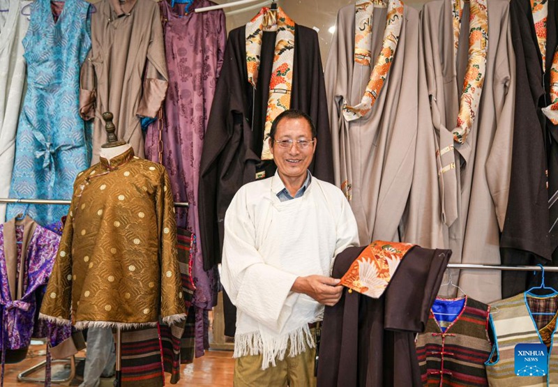 Habari katika picha: Mrithi wa ufundi wa ushonaji wa nguo za jadi wa Lhasa mkoani Xizang, China