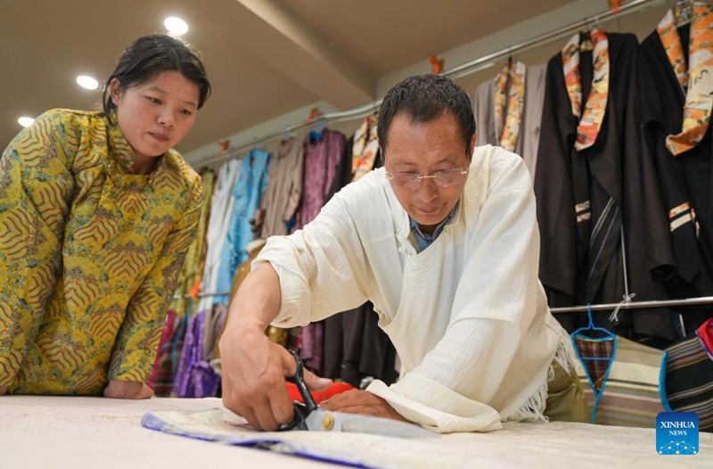 Habari katika picha: Mrithi wa ufundi wa ushonaji wa nguo za jadi wa Lhasa mkoani Xizang, China