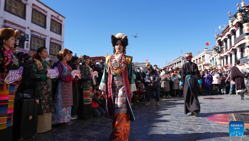 Habari katika picha: Mrithi wa ufundi wa ushonaji wa nguo za jadi wa Lhasa mkoani Xizang, China