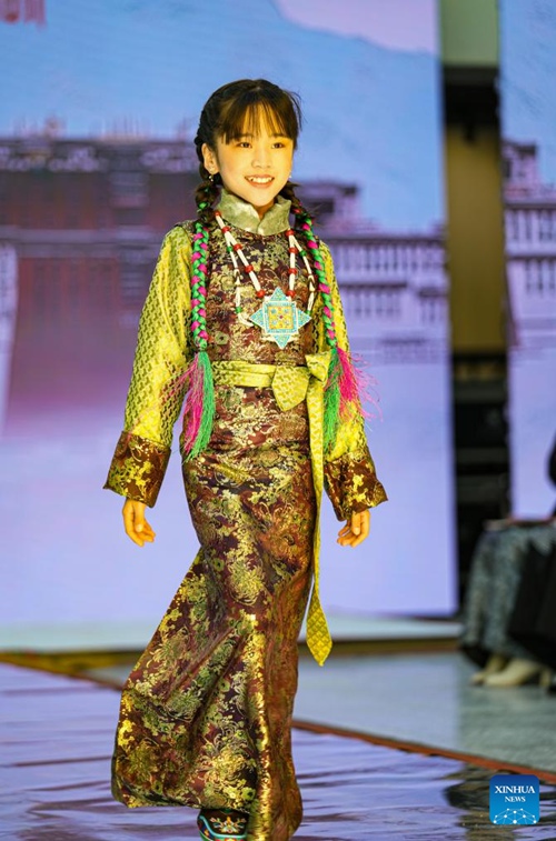 Habari katika picha: Mrithi wa ufundi wa ushonaji wa nguo za jadi wa Lhasa mkoani Xizang, China