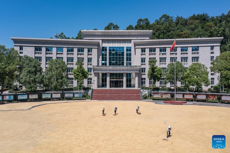 Watu wakausha nafaka kwenye eneo la jengo la serikali kusini magharibi mwa China