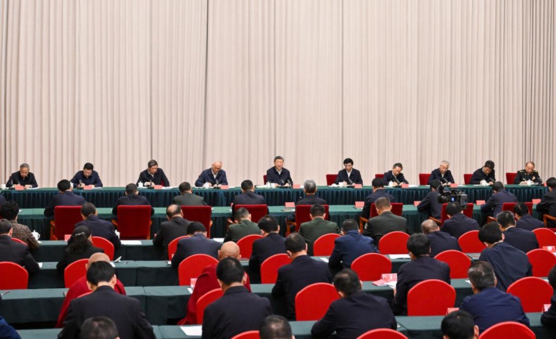 Rais Xi Jinping wa China, akisikiliza ripoti za kazi kutoka kwa kamati ya Chama cha Kikomunisti cha China ya Mkoa wa Xizang na serikali ya mkoa huo, na kutoa hotuba muhimu huko Lhasa, Mkoani Xizang, Agosti 20, 2025. (Xinhua/Xie Huanchi)