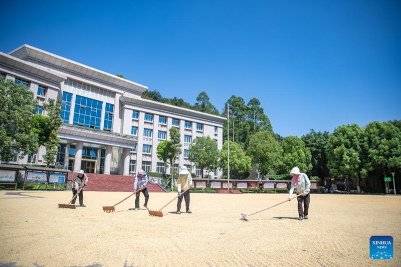 Watu wakausha nafaka kwenye eneo la jengo la serikali kusini magharibi mwa China