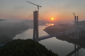 Uwekaji wa nguzo za chuma kwenye Daraja la Mto Hanjiang la reli ya kasi ya Xi'an-Shiyan wakamilika