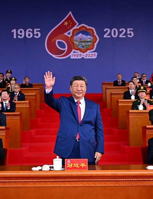 Rais Xi Jinping wa China, ambaye pia ni Katibu Mkuu wa Kamati Kuu ya Chama cha Kikomunisti cha China na Mwenyekiti wa Kamati Kuu ya Kijeshi ya China, akishiriki kwenye mkusanyiko mkuu kwenye uwanja wa Kasri la Potala mjini Lhasa, Xizang, China Agosti 21, ili kuadhimisha miaka 60 tangu kuanzishwa kwa Mkoa unaojiendesha wa Xizang. (Xinhua/Yan Yan)