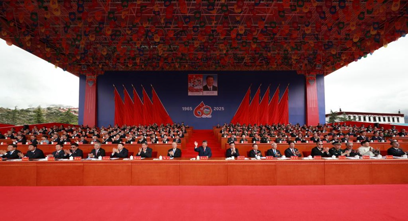 Rais Xi Jinping wa China, ambaye pia ni Katibu Mkuu wa Kamati Kuu ya Chama cha Kikomunisti cha China na Mwenyekiti wa Kamati Kuu ya Kijeshi ya China, akishiriki kwenye mkusanyiko mkuu kwenye uwanja wa Kasri la Potala mjini Lhasa, Xizang, China Agosti 21, ili kuadhimisha miaka 60 tangu kuanzishwa kwa Mkoa unaojiendesha wa Xizang. (Xinhua/Yan Yan)