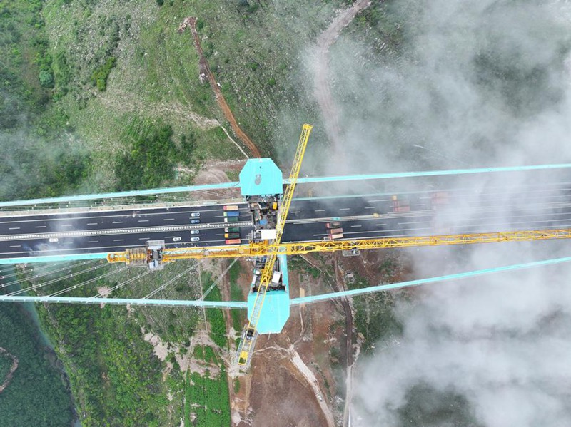 Daraja refu zaidi duniani laanza kufanyiwa majaribio ya kupitishwa mzigo huko Guizhou kusini magharibi mwa China