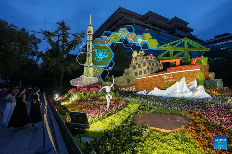 Maua yakiwa yamepamba sehemu ya Xidan mjini Beijing, Agosti 22, 2025. Seti kumi za maua kando ya barabara ya Chang'an zimewekwa ili kuadhimisha kumbukumbu ya miaka 80 ya ushindi katika Vita vya Watu wa China vya Kupambana na Uvamizi wa Japan na Vita vya Dunia vya Kupinga Ufashisti. (Xinhua/Ju Huanzong)