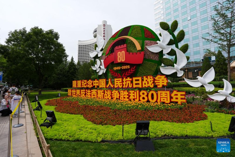 Maua yapamba mji wa Beijing kabla ya gwaride la siku ya ushindi