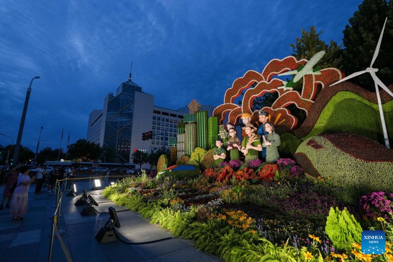 Maua yapamba mji wa Beijing kabla ya gwaride la siku ya ushindi