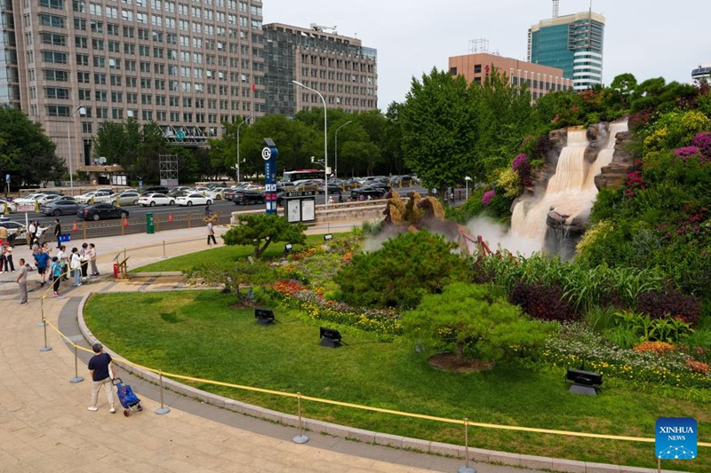 Maua yapamba mji wa Beijing kabla ya gwaride la siku ya ushindi