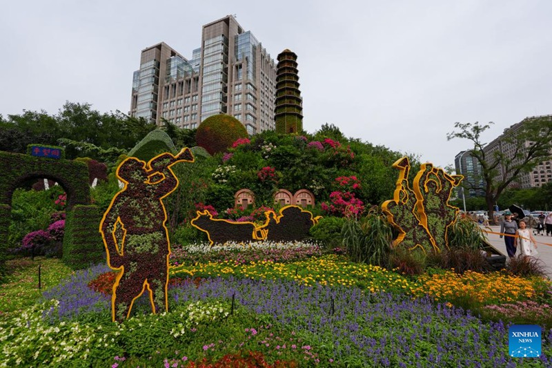 Maua yapamba mji wa Beijing kabla ya gwaride la siku ya ushindi