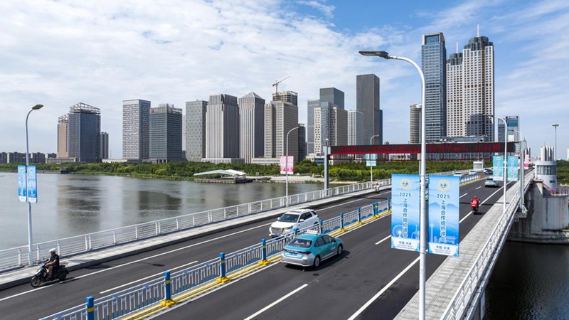 Picha hii iliyopigwa Agosti 22, 2025 inaonyesha nguzo za taa zilizopambwa kwa mabango ya Mkutano ujao wa 2025 wa Jumuiya ya Ushirikiano ya Shanghai (SCO) katika eneo jipya la Binhai, mjini Tianjin China. (Xinhua/Zhao Zishuo)