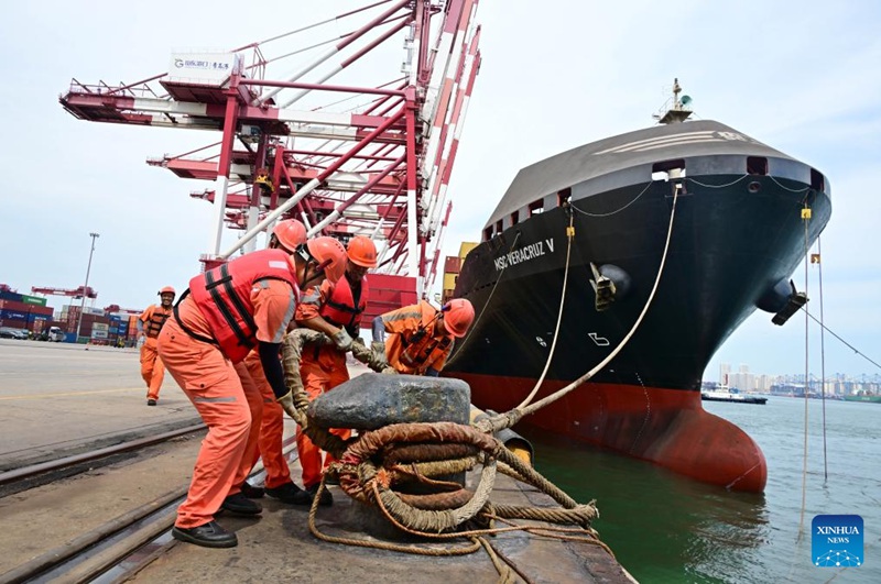 Wafanyakazi wakitoa kamba kwenye meli ya mizigo iliyokuwa ikielekea India kwenye Bandari ya Qingdao, Mkoani Shandong mashariki mwa China, Agosti 26, 2025. (Xinhua/Li Ziheng)