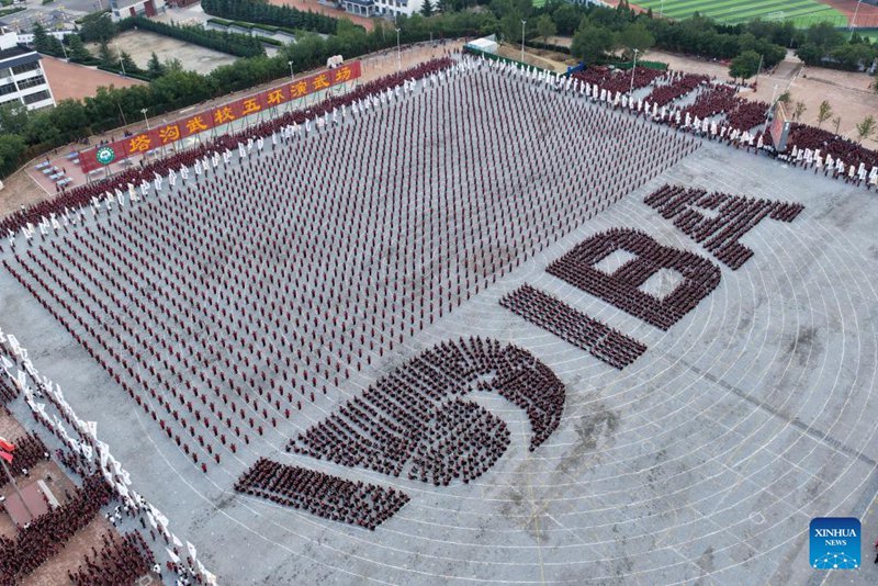 Picha iliyopigwa Agosti 27, 2025 ikionesha wanafunzi wa Shule ya Tagou ya Michezo ya Wushu ya Shaolin wakiundwa kuwa alama ya IBA katika shughuli zilizoandaliwa na Shirikisho la Ngumi la Kimataifa (IBA) kwa ajili ya Siku ya Mchezo wa Ngumi ya Kimataifa mjini Dengfeng, Zhengzhou, Mkoa wa Henan wa katikati mwa China. (Xinhua/Li Jianan)