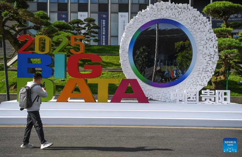 Mwanaume akipiga picha tangazo la Maonyesho ya Sekta ya Data Kubwa Duniani ya China ya 2025 huko Guiyang, Mkoani Guizhou, Agosti 28, 2025. (Xinhua/Yang Wenbin)