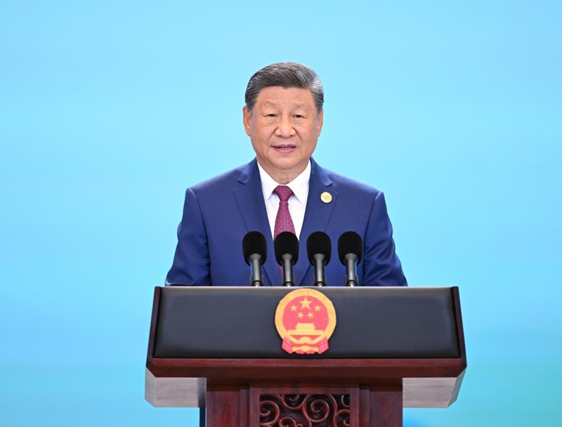 Rais Xi Jinping wa China akihutubia tafrija ya kuwakaribisha wageni wa kimataifa katika Kituo cha Maonyesho cha Meijiang mjini Tianjin, China, Agosti 31, 2025. Rais Xi na mkewe Bibi Peng Liyuan, Jumapili waliandaa tafrija ya kuwakaribisha wageni wa kimataifa waliokuja mjini Tianjin kuhudhuria mkutano wa Jumuiya ya Ushirikiano ya Shanghai (Xinhua/Xie Huanchi)