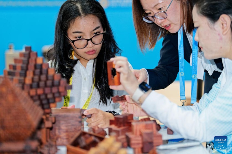 Uzoefu mdogo wa kujihisi urithi wa utamaduni usioshikika katika kituo cha wanahabari cha Mkutano wa Jumuiya ya Ushirikiano ya Shanghai 2025 mjini Tianjin