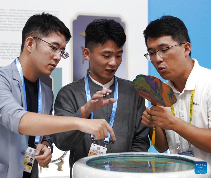 Uzoefu mdogo wa kujihisi urithi wa utamaduni usioshikika katika kituo cha wanahabari cha Mkutano wa Jumuiya ya Ushirikiano ya Shanghai 2025 mjini Tianjin