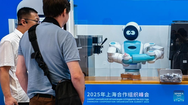 Roboti zaonyeshwa kwenye kituo cha wanahabari cha Mkutano wa SCO 2025 mjini Tianjin
