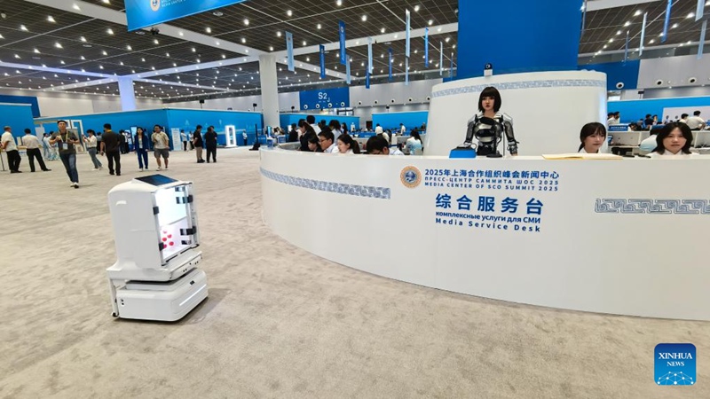 Roboti zaonyeshwa kwenye kituo cha wanahabari cha Mkutano wa SCO 2025 mjini Tianjin