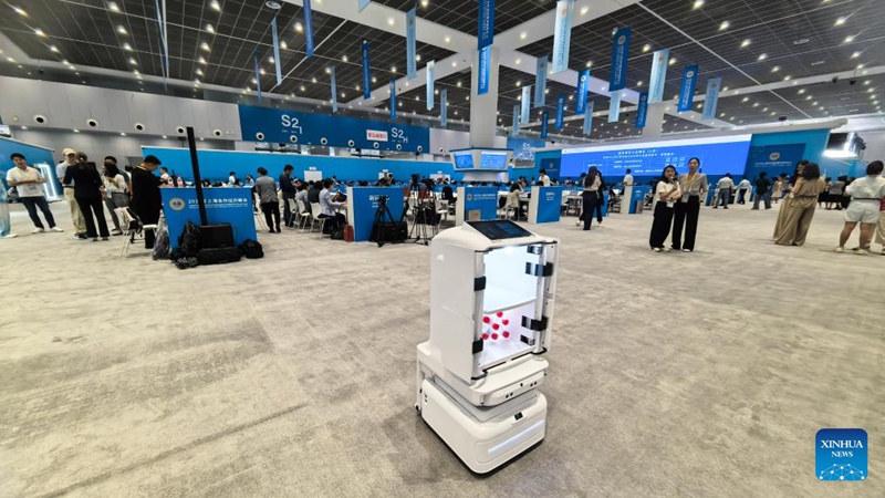 Roboti zaonyeshwa kwenye kituo cha wanahabari cha Mkutano wa SCO 2025 mjini Tianjin