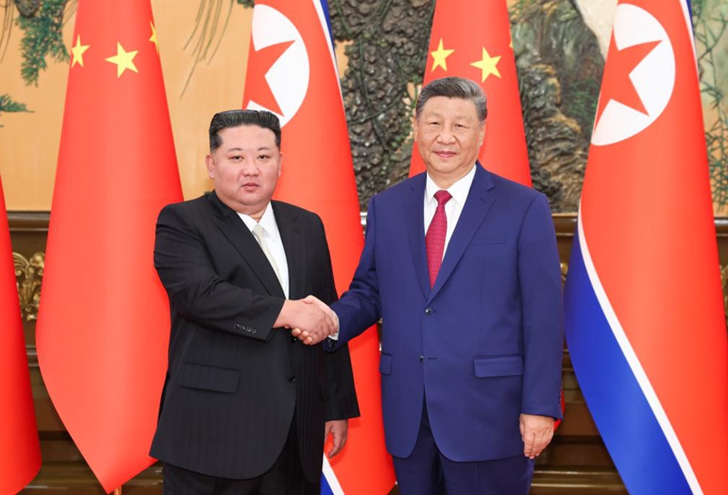 Xi Jinping, Rais wa China ambaye pia ni Katibu Mkuu wa Kamati Kuu ya Chama cha Kikomunisti cha China (CPC), akifanya mazungumzo na Kim Jong Un, Katibu Mkuu wa Chama cha Labor cha Jamhuri ya Kidemokrasi ya Watu ya Korea (DPRK), ambaye pia ni mwenyekiti wa mambo ya kitaifa wa nchi hiyo kwenye Jumba la Mikutano ya Umma la Beijing Septemba 4, 2025. (Xinhua/Huang Jingwen)