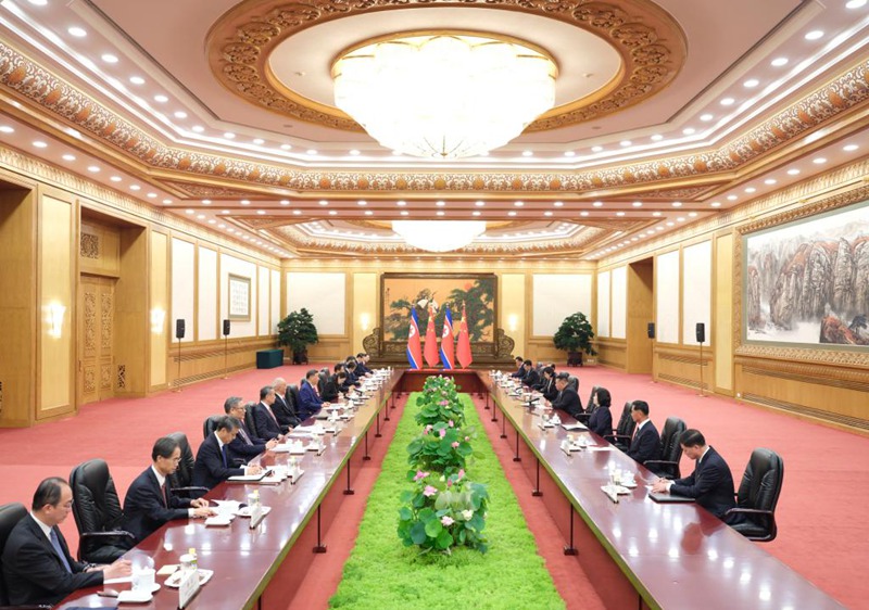 Xi Jinping, Rais wa China ambaye pia ni Katibu Mkuu wa Kamati Kuu ya Chama cha Kikomunisti cha China (CPC), akifanya mazungumzo na Kim Jong Un, Katibu Mkuu wa Chama cha Labor cha DPRK , ambaye pia ni mwenyekiti wa mambo ya kitaifa wa nchi hiyo, katika Jumba la Mikutano ya Umma la Beijing Septemba 4, 2025. (Xinhua/Ding Lin)