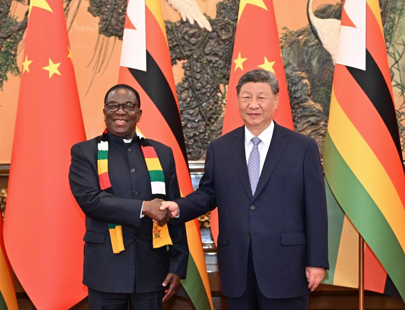 Rais Xi Jinping wa China akikutana na Rais Emmerson Mnangagwa wa Zimbabwe, ambaye yuko ziarani nchini China kwa ajili ya maadhimisho ya miaka 80 tangu ushindi wa Vita vya Watu wa China dhidi ya Uvamizi wa Japan na Vita vya Dunia vya Kupinga Ufashisti, kwenye Jumba la Mikutano ya Umma la Beijing, mjini Beijing, mji mkuu wa China, Septemba 4, 2025. (Xinhua/Li Xiang)