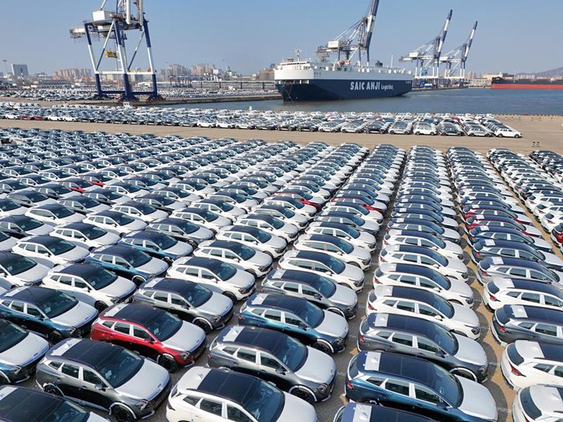 Picha hii inaonyesha magari yanayosubiri kusafirishwa kuuzwa nje kwenye Bandari ya Yantai, Mkoa wa Shandong, mashariki mwa China, Januari 2, 2025. (Picha na Tang Ke/Xinhua)