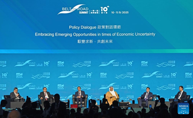 Wageni wakihudhuria mazungumzo  kuhusu sera juu ya Kukumbatia Fursa Zinazoibuka katika  kipindi cha hali ya Sintofahamu Kiuchumi kwenye Mkutano wa 10 wa kilele wa Ukanda Mmoja, Njia Moja  huko Hong Kong, kusini mwa China, Septemba 10, 2025. (Xinhua/Chen Duo)