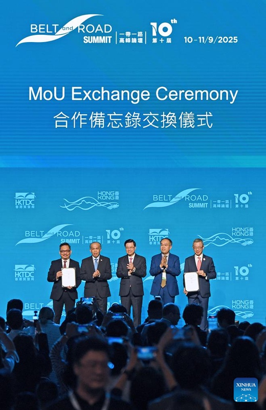 Wageni wakishiriki kwenye Hafla ya Makabidhiano ya Makubaliano ya Maelewano (MoU) kwenye Mkutano wa 10 wa kilele wa Ukanda Mmoja, Njia Moja huko Hong Kong, kusini mwa China, Septemba 10, 2025. (Xinhua/Chen Duo)