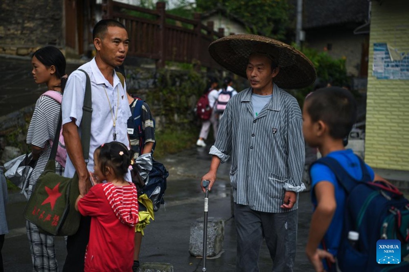 Mwalimu wa kijijini alinda usafiri wa watoto wa kuvuka mkoa kwenda shuleni kwenye mpaka wa mikoa ya Hunan na Guizhou, China