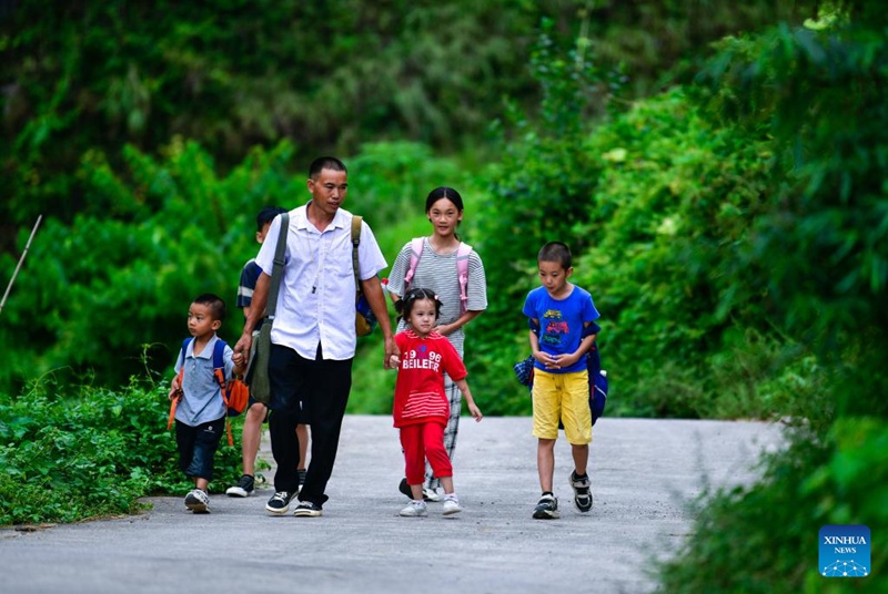 Mwalimu wa kijijini alinda usafiri wa watoto wa kuvuka mkoa kwenda shuleni kwenye mpaka wa mikoa ya Hunan na Guizhou, China