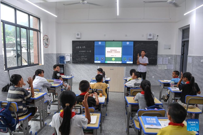 Mwalimu wa kijijini alinda usafiri wa watoto wa kuvuka mkoa kwenda shuleni kwenye mpaka wa mikoa ya Hunan na Guizhou, China