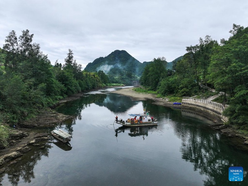 Mwalimu wa kijijini alinda usafiri wa watoto wa kuvuka mkoa kwenda shuleni kwenye mpaka wa mikoa ya Hunan na Guizhou, China