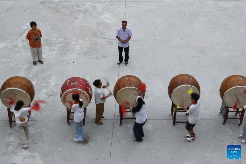 Mwalimu wa kijijini alinda usafiri wa watoto wa kuvuka mkoa kwenda shuleni kwenye mpaka wa mikoa ya Hunan na Guizhou, China