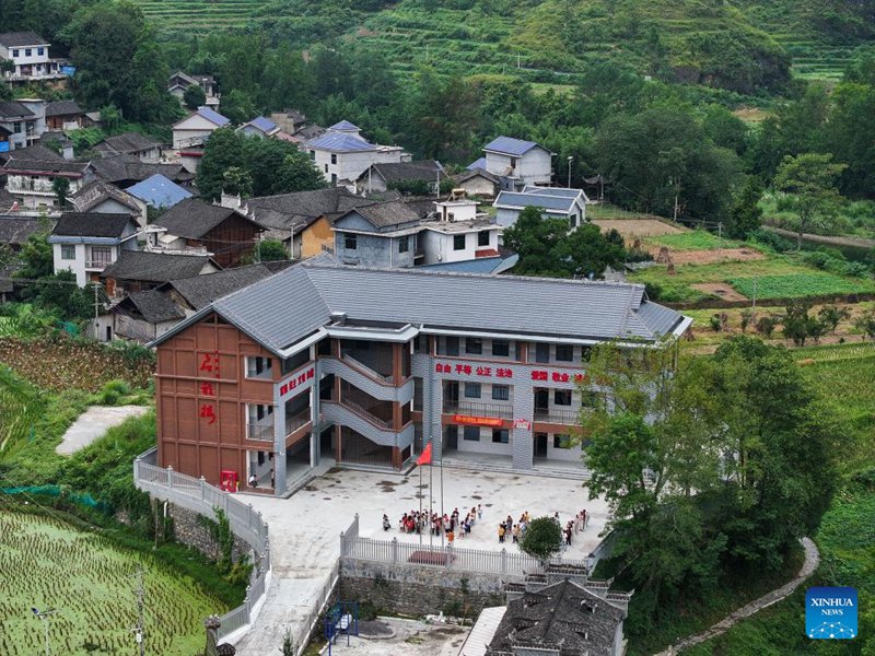 Mwalimu wa kijijini alinda usafiri wa watoto wa kuvuka mkoa kwenda shuleni kwenye mpaka wa mikoa ya Hunan na Guizhou, China