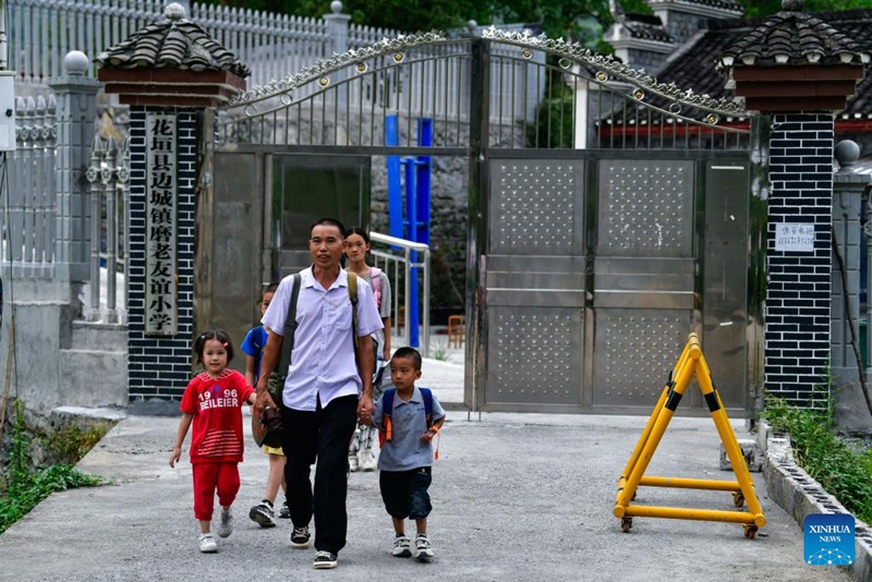 Mwalimu wa kijijini alinda usafiri wa watoto wa kuvuka mkoa kwenda shuleni kwenye mpaka wa mikoa ya Hunan na Guizhou, China