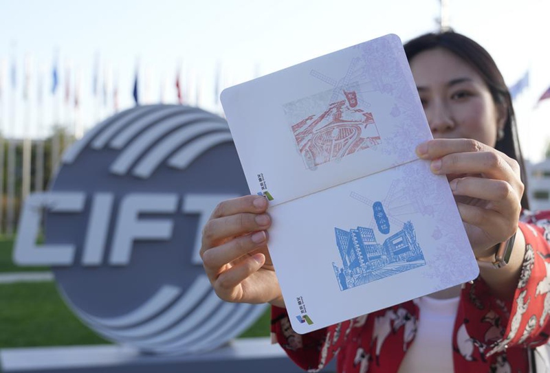 Mtembeleaji akionesha stempu aliyozokusanya wakati wa Maonyesho ya Kimataifa ya Biashara ya Huduma ya China 2025 (CIFTIS) katika Bustani ya Shougang mjini Beijing, China, Septemba 14, 2025. (Xinhua/Chang Nengjia)