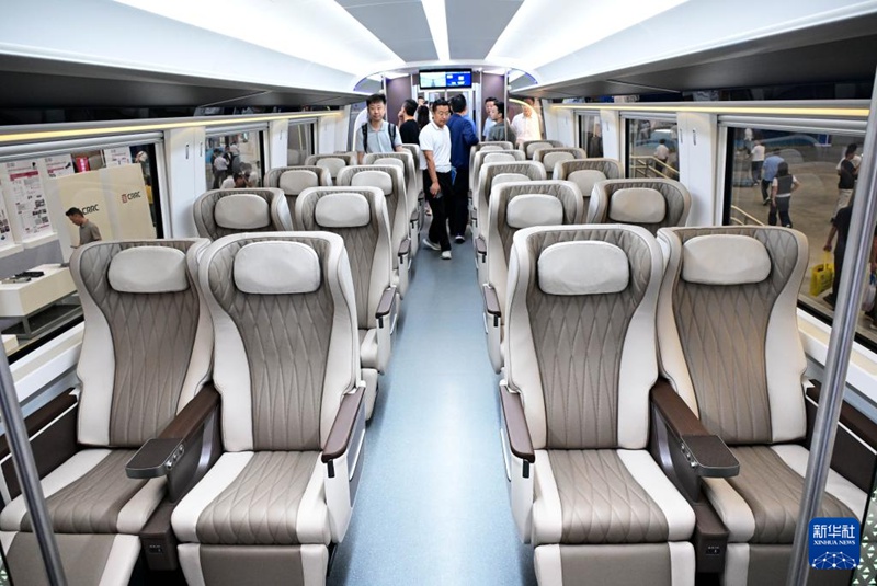 Treni ya teknolojia za kisasa yenye viwango vya China ya kutoa huduma kati ya miji yaoneshwa kwa mara ya kwanza Qingdao, China